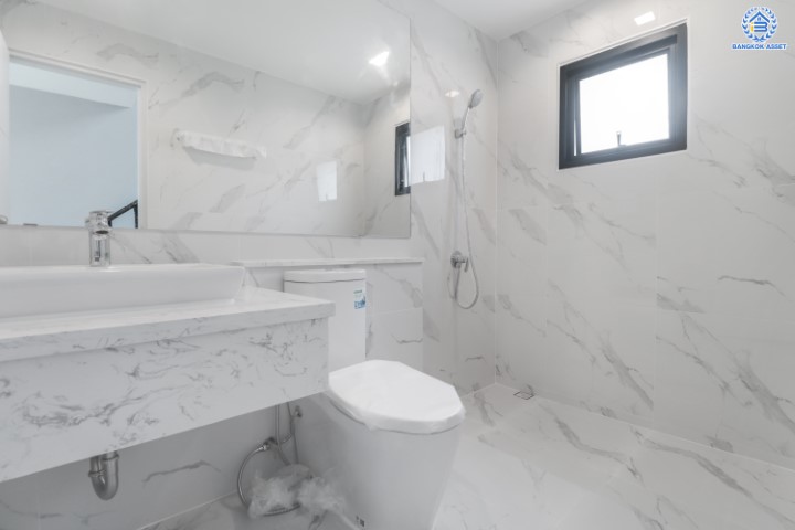 บ้านเดี่ยวมือสองย่านกรุงเทพมหานคร ม.กฤษดานคร31 ติดถนนบรมราชชนนี หลังมุม! จัดแต่งพื้นที่ได้เต็มที่ บนเนื้อที่กว้างขวางมากถึง 137.3 ตร.ว. ฟังก์ชัน 3 ห้องนอน 4 ห้องน้ำ 2 ที่จอดรถ บนทำเลศักยภาพใกล้ม.มหิดล และเพียง 10 นาที ก็ถึงเซ็นทรัล ปิ่นเกล้า